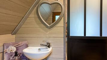 Douche, sĂšche-cheveux, serviettes fournies