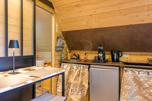 Réfrigérateur, micro-ondes, plaque de cuisson, cafetiÚre/bouilloire