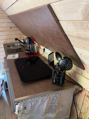 冷蔵庫、電子レンジ、コンロ、コーヒー / ティーメーカー