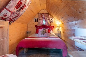 1 bedroom, bed sheets
