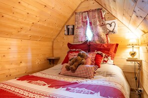 1 bedroom, bed sheets