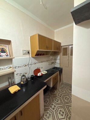 Piano cottura, pentole/stoviglie/utensili, spezie, tavolo da pranzo