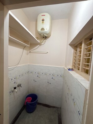 Asciugamani, sapone, shampoo, carta igienica