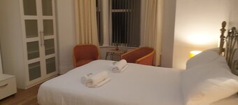 Cosy Flat for small family or working professionals.