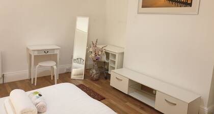 Cosy Flat for small family or working professionals.