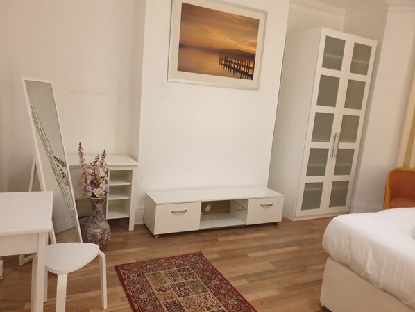 2 slaapkamers, een strijkplank/strijkijzer, gratis wifi, beddengoed