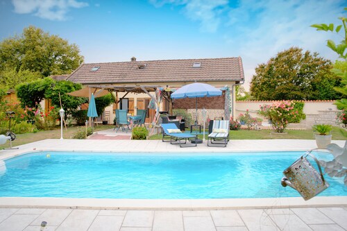 Les Tuilières – Casa de huéspedes con piscina y aire acondicionado en Mouleydier