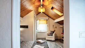 Une chambre à coucher avec un lit, une chaise, un radiateur et une fenêtre.