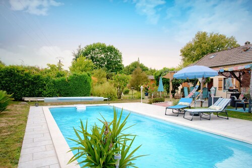 Les Tuilières – Guest Room with Pool and Air Conditioning in Mouleydier