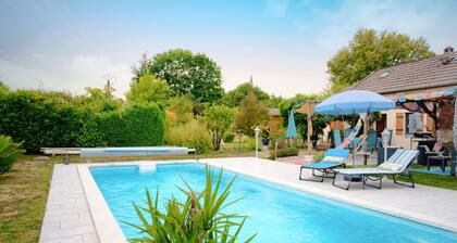 Les Tuilières – Guest Room with Pool and Air Conditioning in Mouleydier