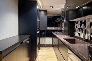 Kühlschrank, Mikrowelle, Ofen, Herdplatte