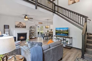 Smart TV, fireplace - Hikers Haven at MT Rainier (Ashford)