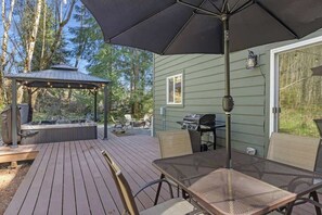 Outdoor dining - Hikers Haven at MT Rainier (Ashford)