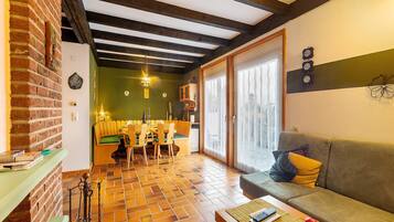 Fernseher, Kamin, Stereoanlage