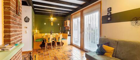 TV, fireplace, stereo