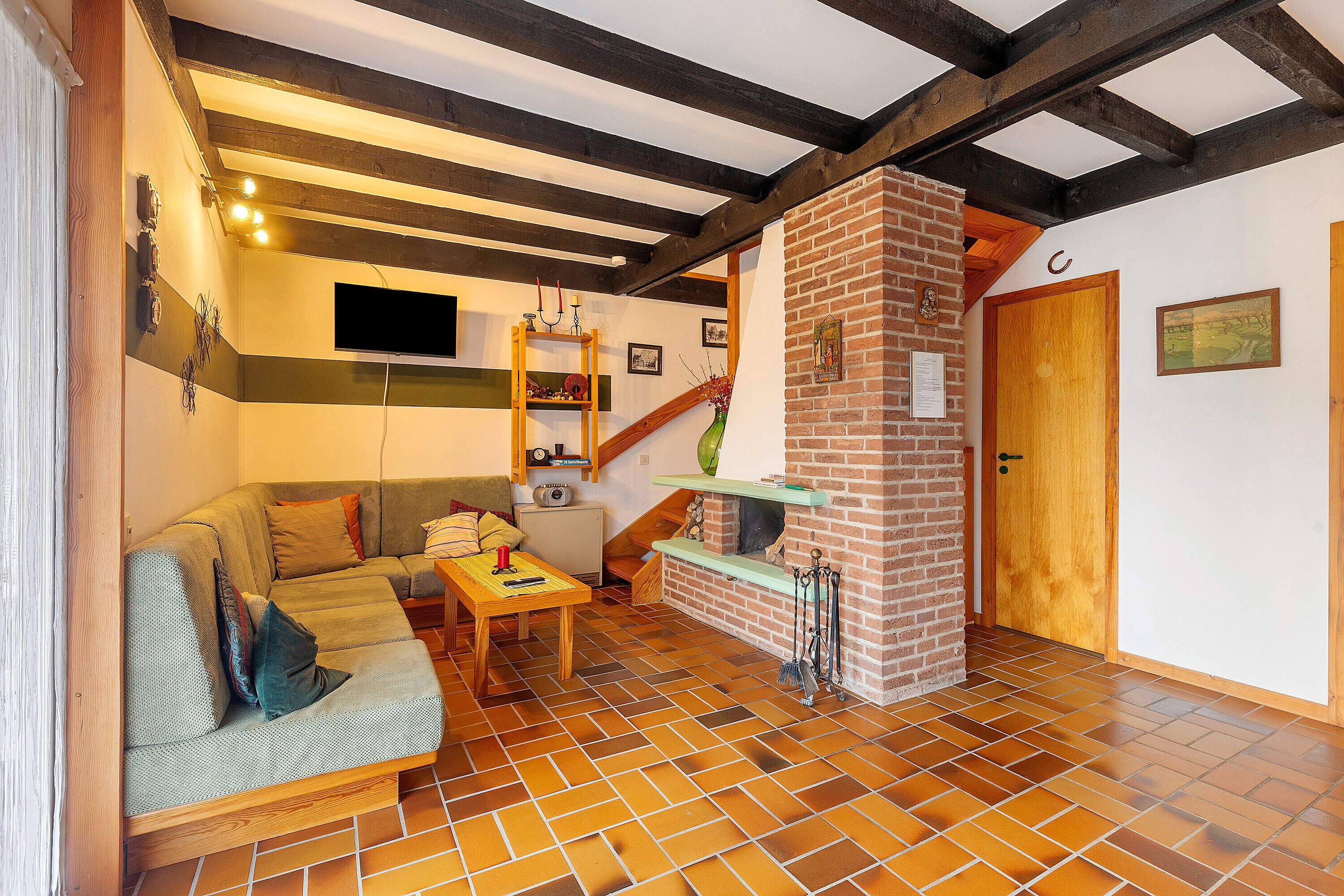 Fernseher, Kamin, Stereoanlage