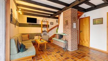 Televisie, een open haard en een stereo