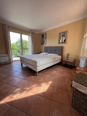 5 bedrooms, iron/ironing board, bed sheets