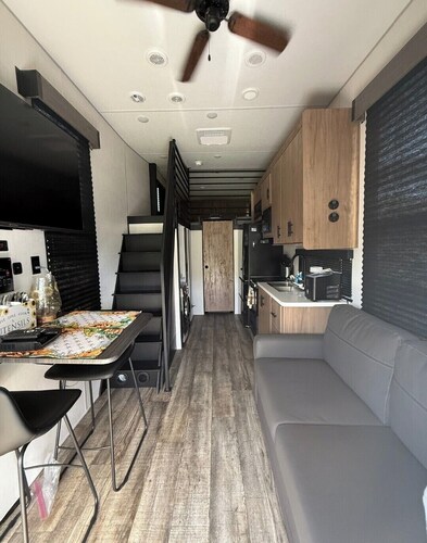 New Cozy 2 bedroom RV 15 minutes from entertainment and wild adventures!