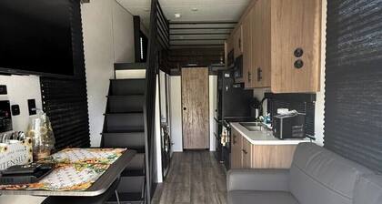 New Cozy 2 bedroom RV 15 minutes from entertainment and wild adventures!
