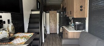 New Cozy 2 bedroom RV 15 minutes from entertainment and wild adventures!