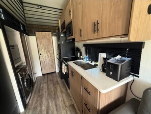 Kjøleskap, mikrobølgeovn, ovn og kokeplater