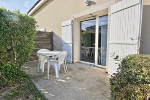 Outdoor dining - Villa F2 pool and garden (Latour-Bas-Elne)