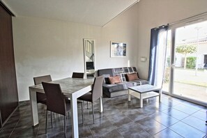 Dining - Villa F2 pool and garden (Latour-Bas-Elne)
