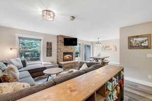 TV, fireplace