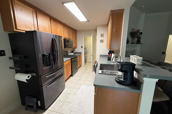 Coffee/tea maker, fridge, microwave, oven