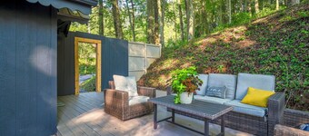 Renovated chalet just a walk down the hill to downtown Burnsville! Pet Friendly