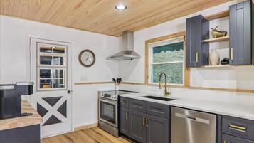 Microondas, horno, parrilla de estufa y lavavajillas