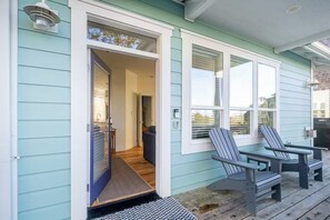 Terrace/patio - 3 BR Lincoln City cottage - Ocean views, hot tub, arcade + wine tastings (Lincoln City)