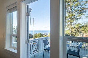 Interior - 3 BR Lincoln City cottage - Ocean views, hot tub, arcade + wine tastings (Lincoln City)