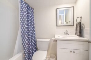 Secadora de cabello, toallas, jabón, papel de baño