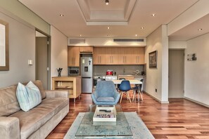 TV - Urban Escape | Workspace, Views and Pool (Cape Town)
