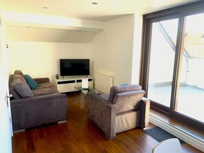 43-inch Smart TV with digital channels - West Street Mews Serviced Accommodation (Exeter)