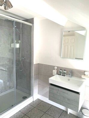 Apartment | Badezimmer | Kostenlose Toilettenartikel, Haartrockner, Handtücher, Toilettenpapier