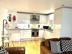 Apartment, Courtyard View | Private kitchen | Full-sized fridge, microwave, oven, stovetop - West Street Mews Serviced Accommodation (Exeter)