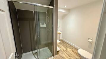 Apartment | Badezimmer | Kostenlose Toilettenartikel, Haartrockner, Handtücher, Toilettenpapier