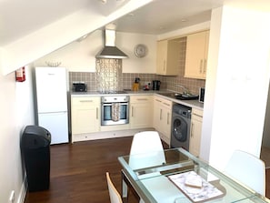 Full-sized fridge, microwave, oven, stovetop - West Street Mews Serviced Accommodation (Exeter)