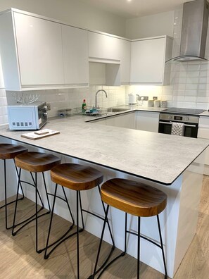 Apartment | Private kitchen | Full-sized fridge, microwave, oven, stovetop - West Street Mews Serviced Accommodation (Exeter)