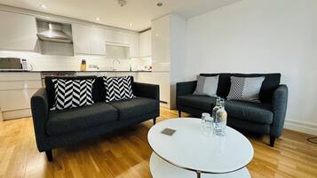 Apartamento, vistas al patio | Zona de estar | Smart TV de 43 pulgadas con canales digitales