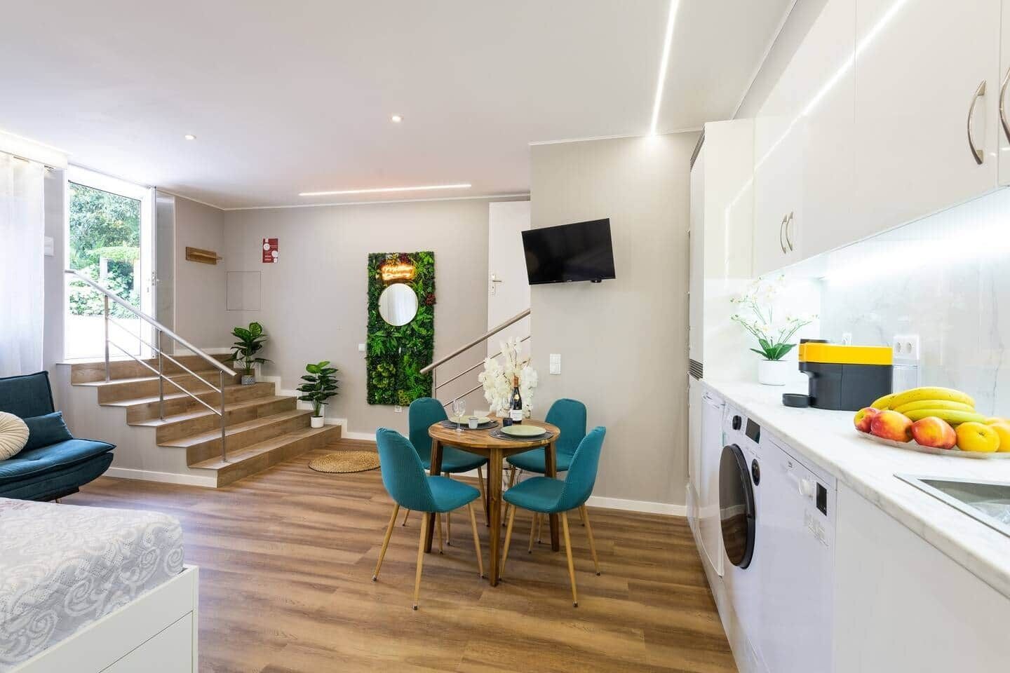 Un apartamento moderno con comedor, cocina y sala de estar.