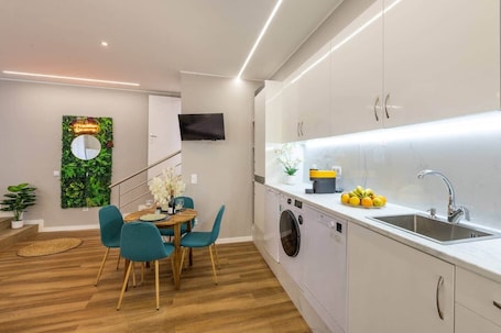 Fridge, microwave, oven, stovetop. Million Dreams Studio Porto