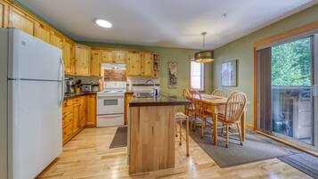 Four à micro-ondes, un four, surface de cuisson, lave-vaisselle