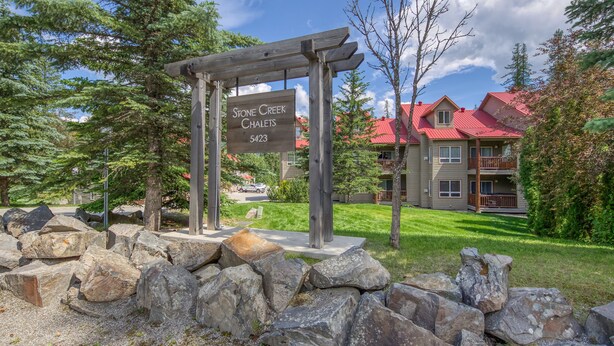 A wooden sign with "Stone Creek Chalets 5423" indicating the location. - Ski-in Townhome - Private Hot Tub - Fernie Resort (Fernie)