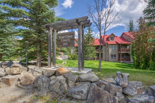 Ski-in Townhome - Private Hot Tub - Fernie Resort