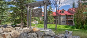 Ski-in Townhome - Private Hot Tub - Fernie Resort