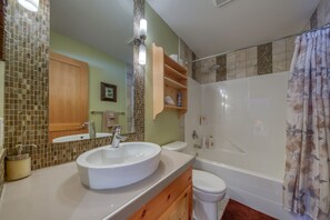Secadora de cabello, toallas, jabón, papel de baño 